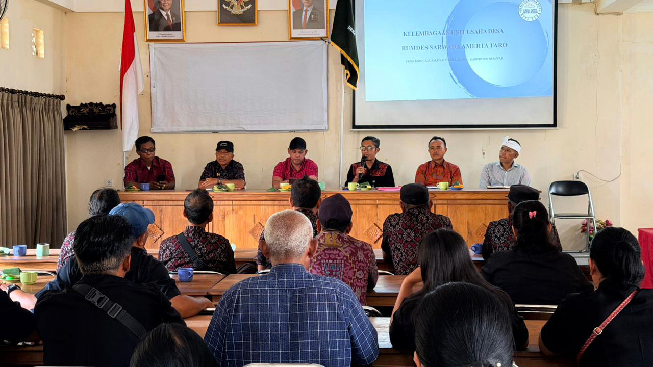 Pengungsi  lereng Gunung Agung yang berada di Puakan dipindahkan ke Titik Pengungsian Lapangan Sutasoma Sukawati